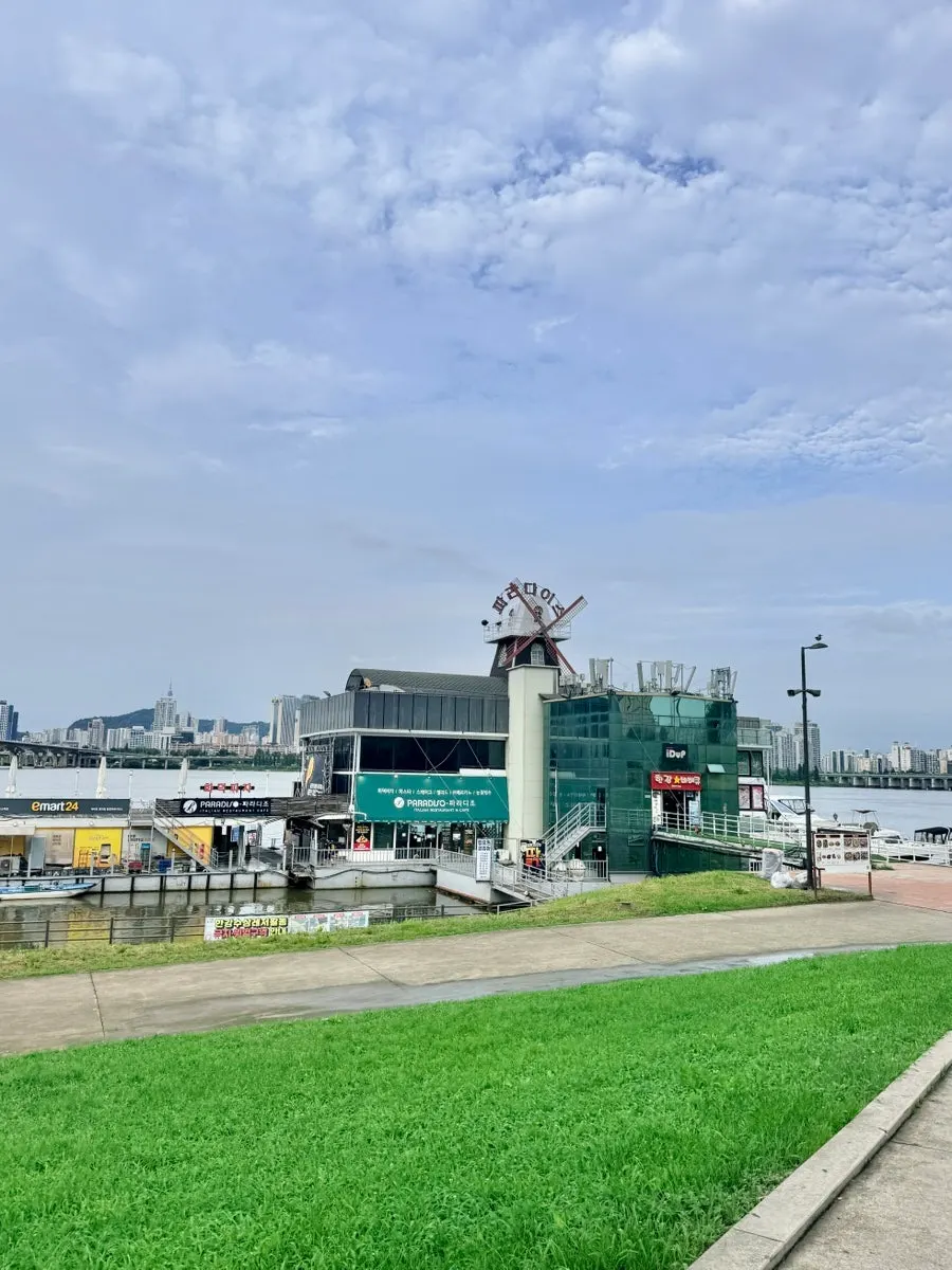 Sailing Paradise Han River yacht tour