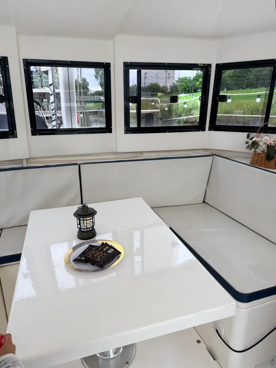 Family boarding a Han River yacht