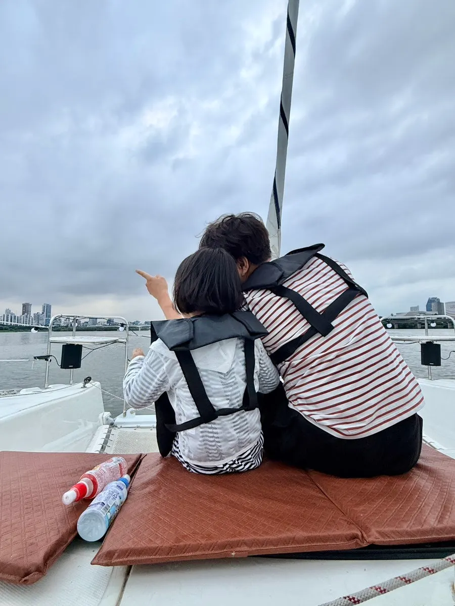 Family yacht outing on the Han River
