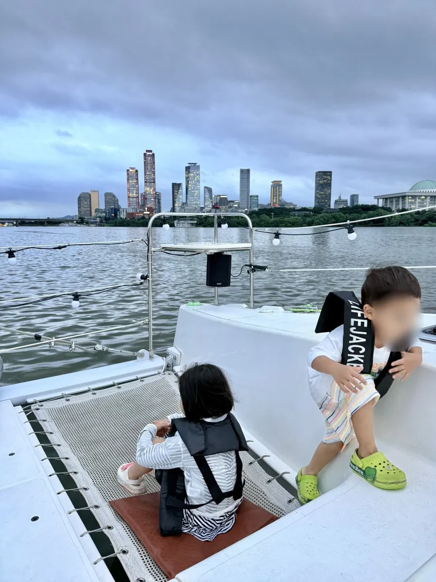 Yacht tour with children