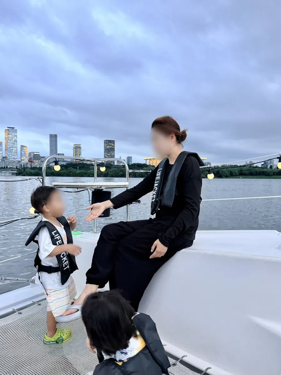 Han River yacht family memories