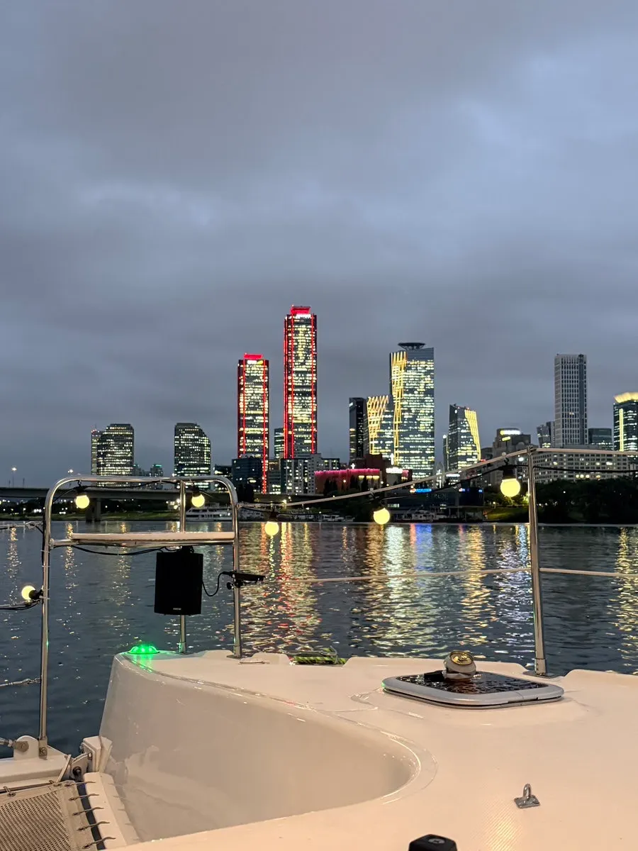 Han River yacht time with wine