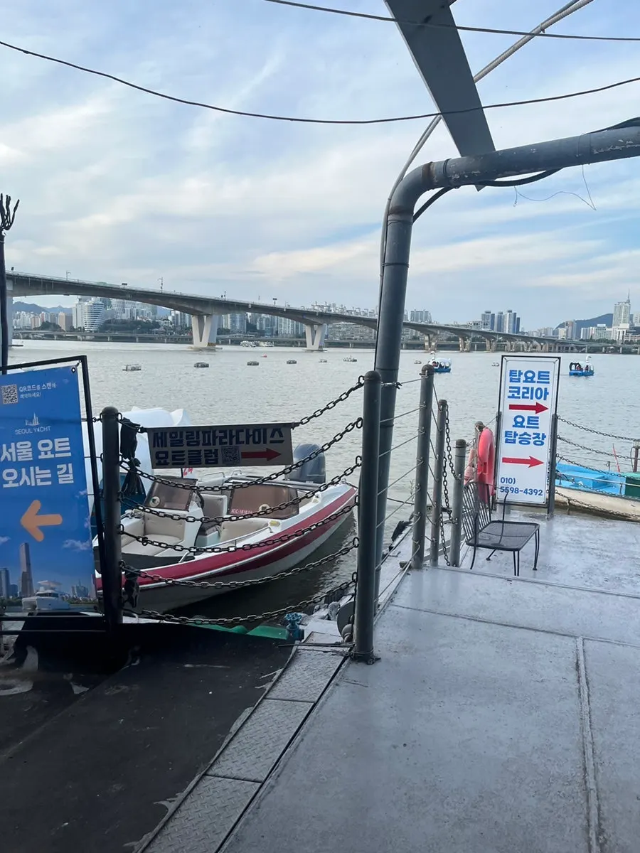 The route from Yeouinaru Station to the Han River yacht marina