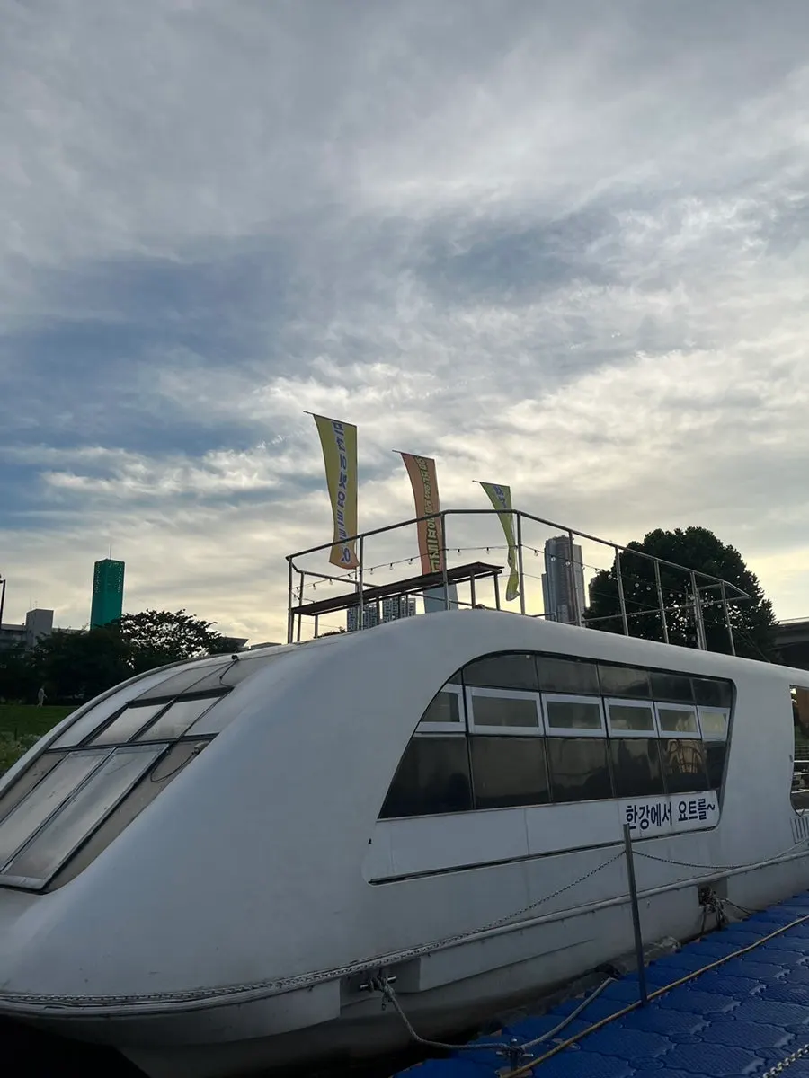 A special day enjoying a yacht on the Han River