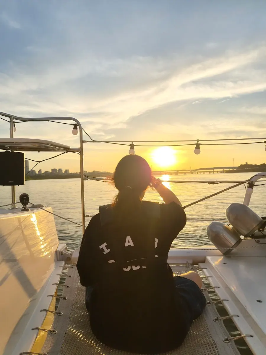 A Han River yacht ride with a refreshing breeze