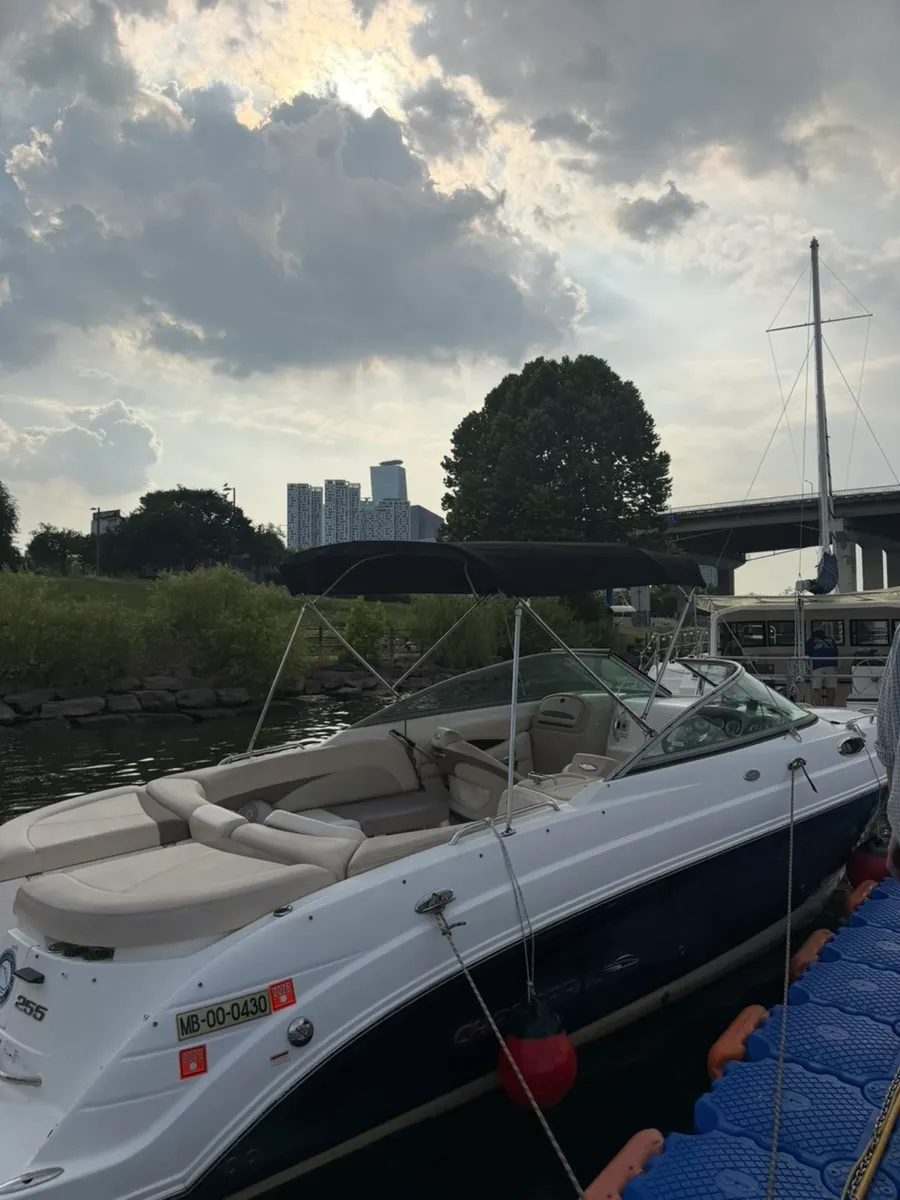 Yacht cruising on the Han River