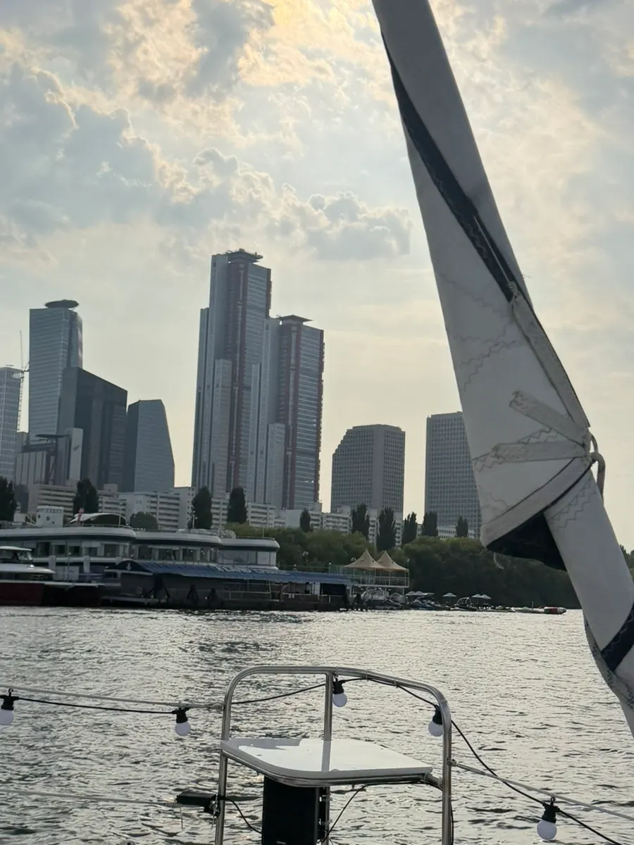 Han River yacht tour with family