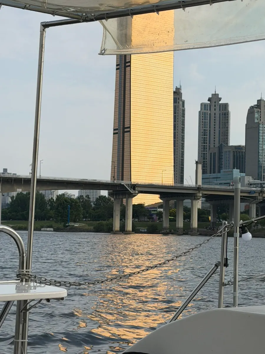 Catamaran Humin on the Han River