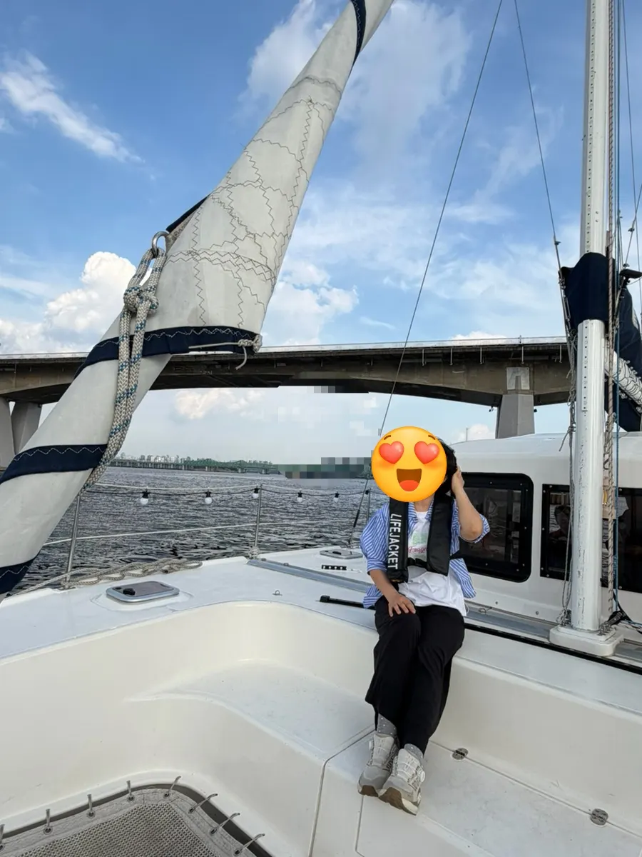 Han River yacht photo spot
