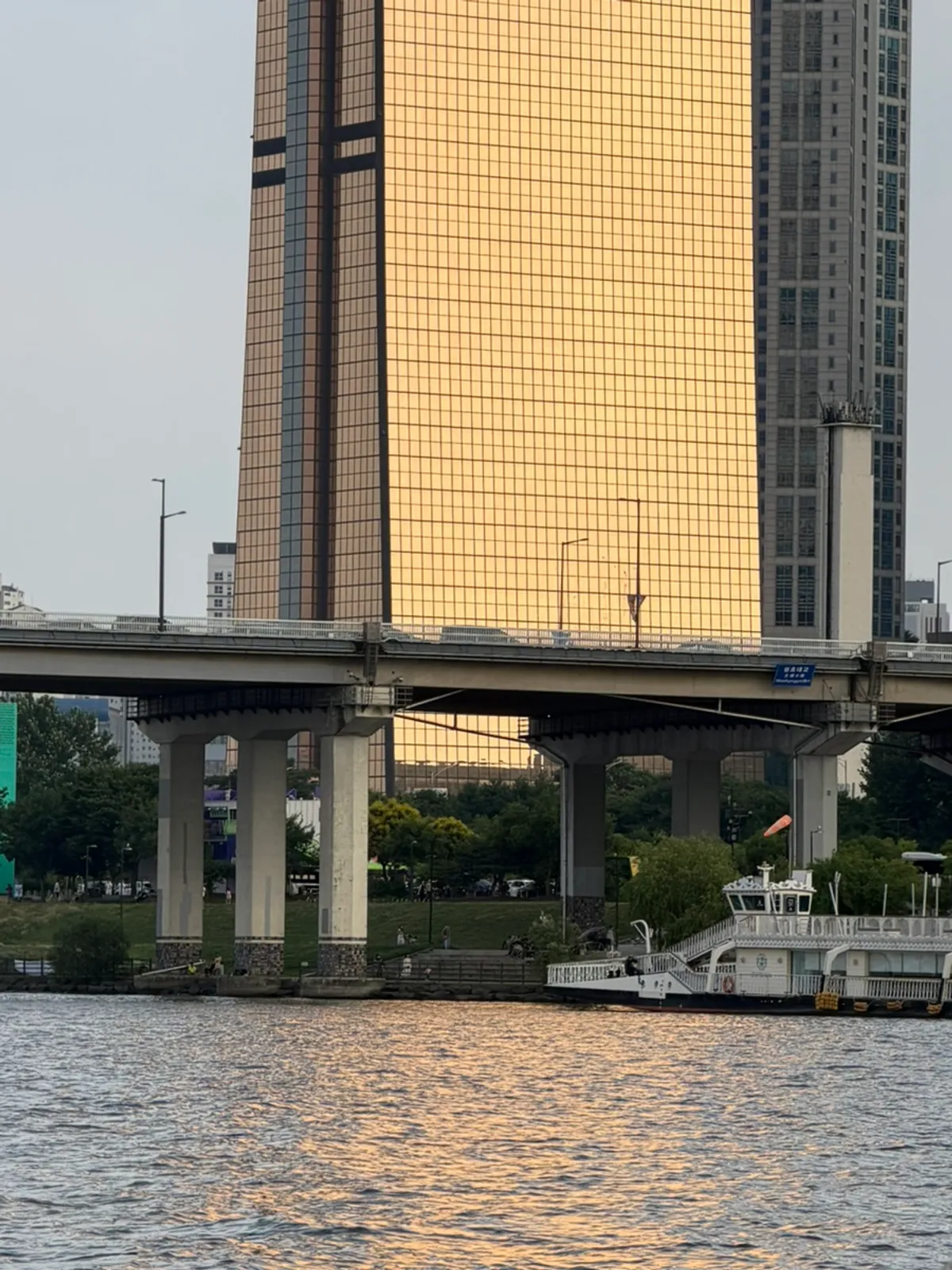 Sailing Paradise Han River yacht