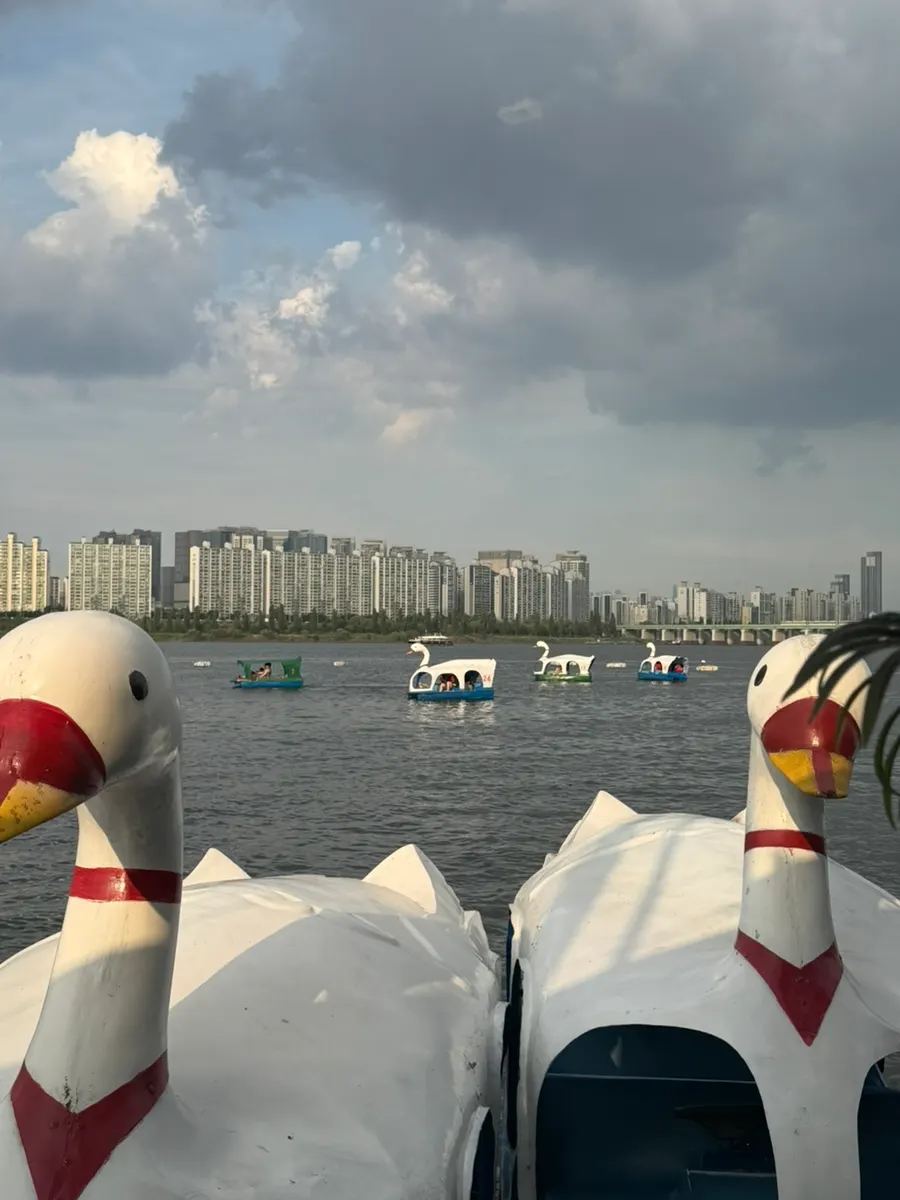 Boarding a yacht on the Yeouido Han River