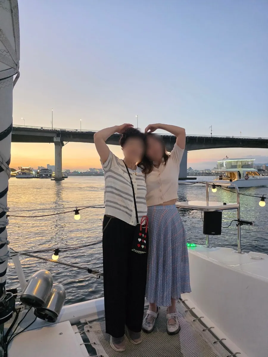 Mother-daughter date on a Han River yacht tour