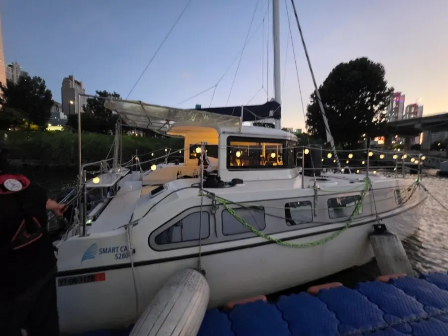 Humin catamaran yacht