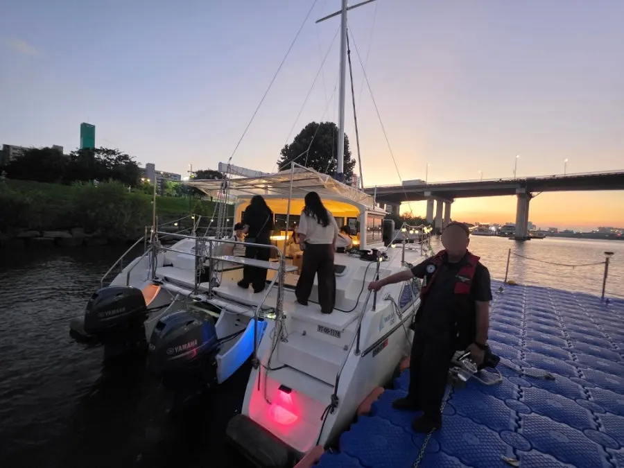 Exterior and space of the Humin yacht