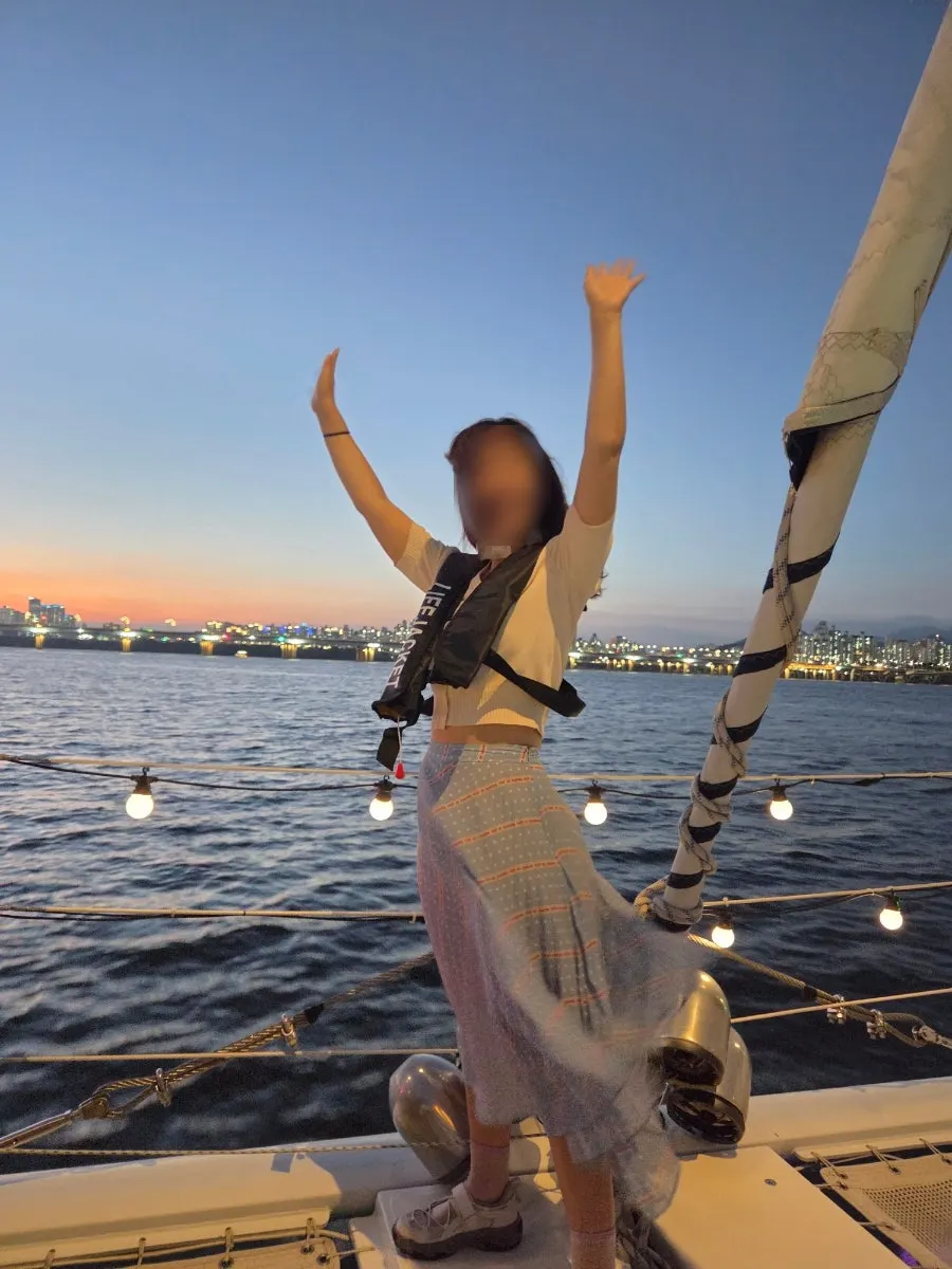 Evening yacht in the Han River breeze