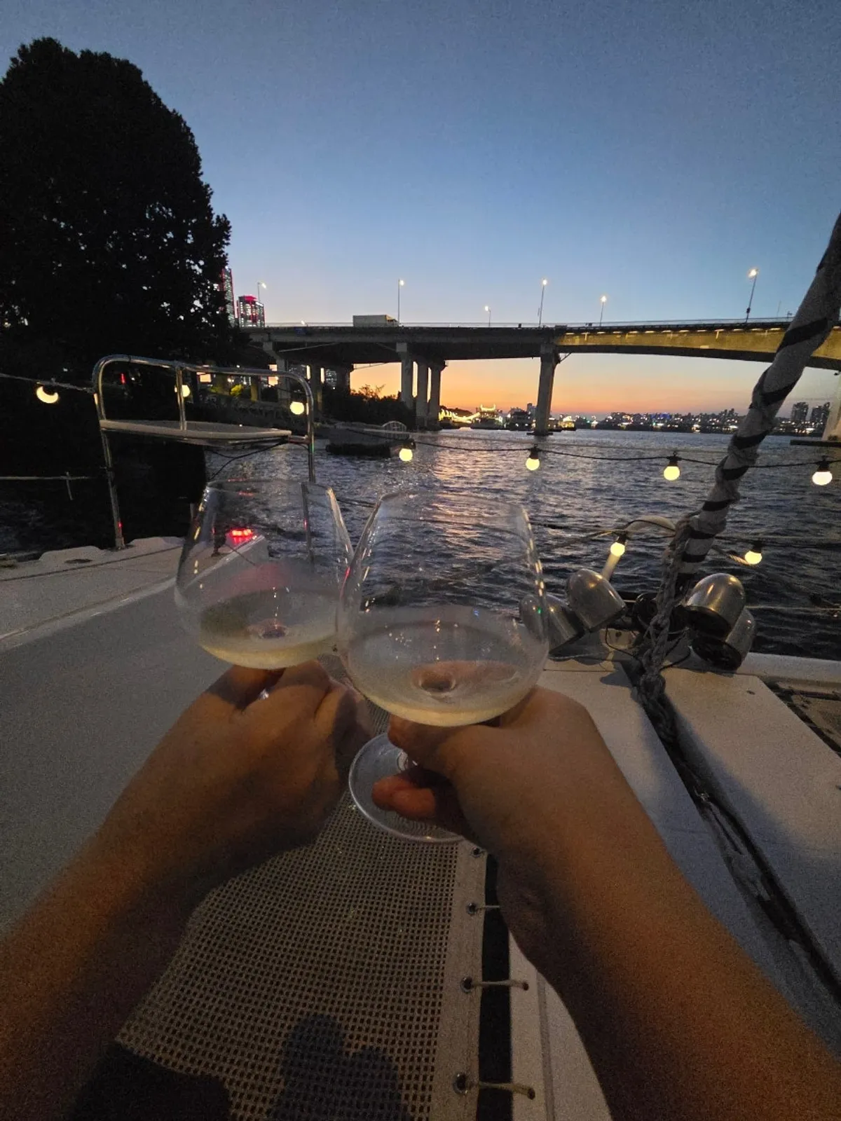 Comfortable shoes and outfit for a Han River yacht tour