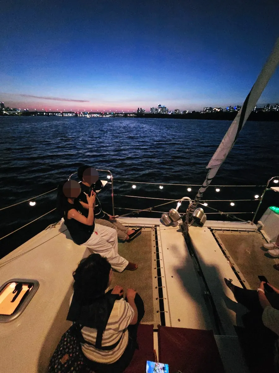 Wine time on a Han River yacht tour