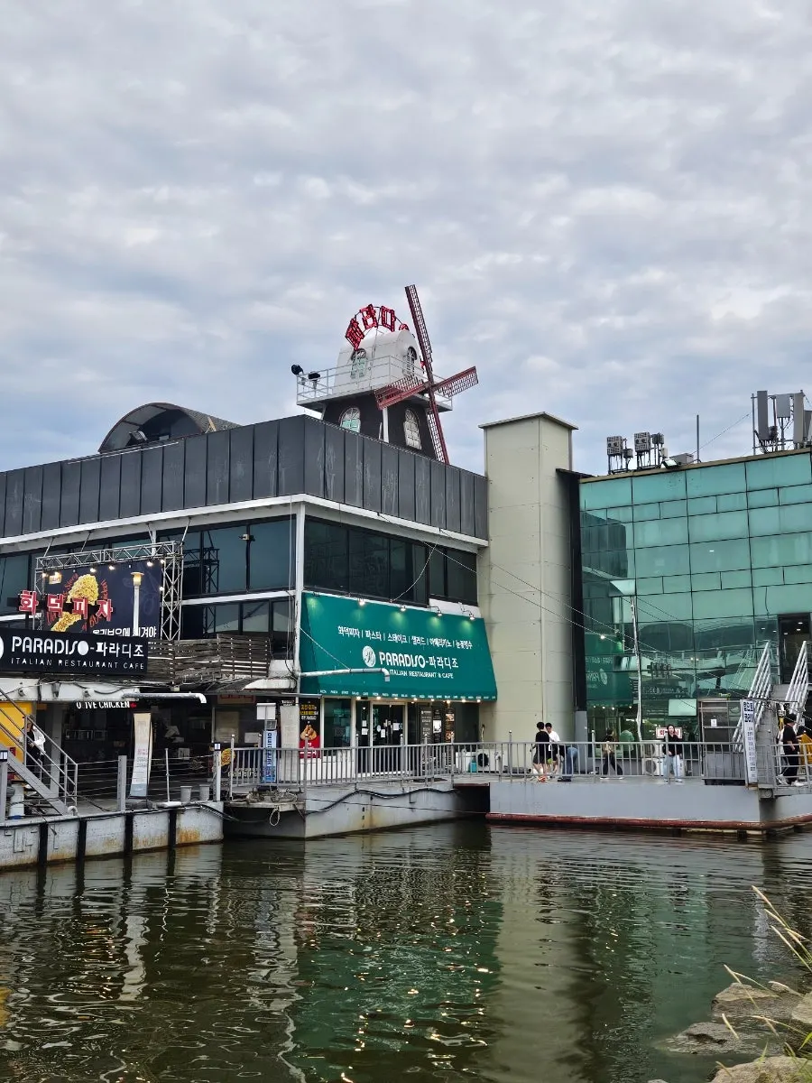 Sailing Paradise Han River yacht tour boarding location