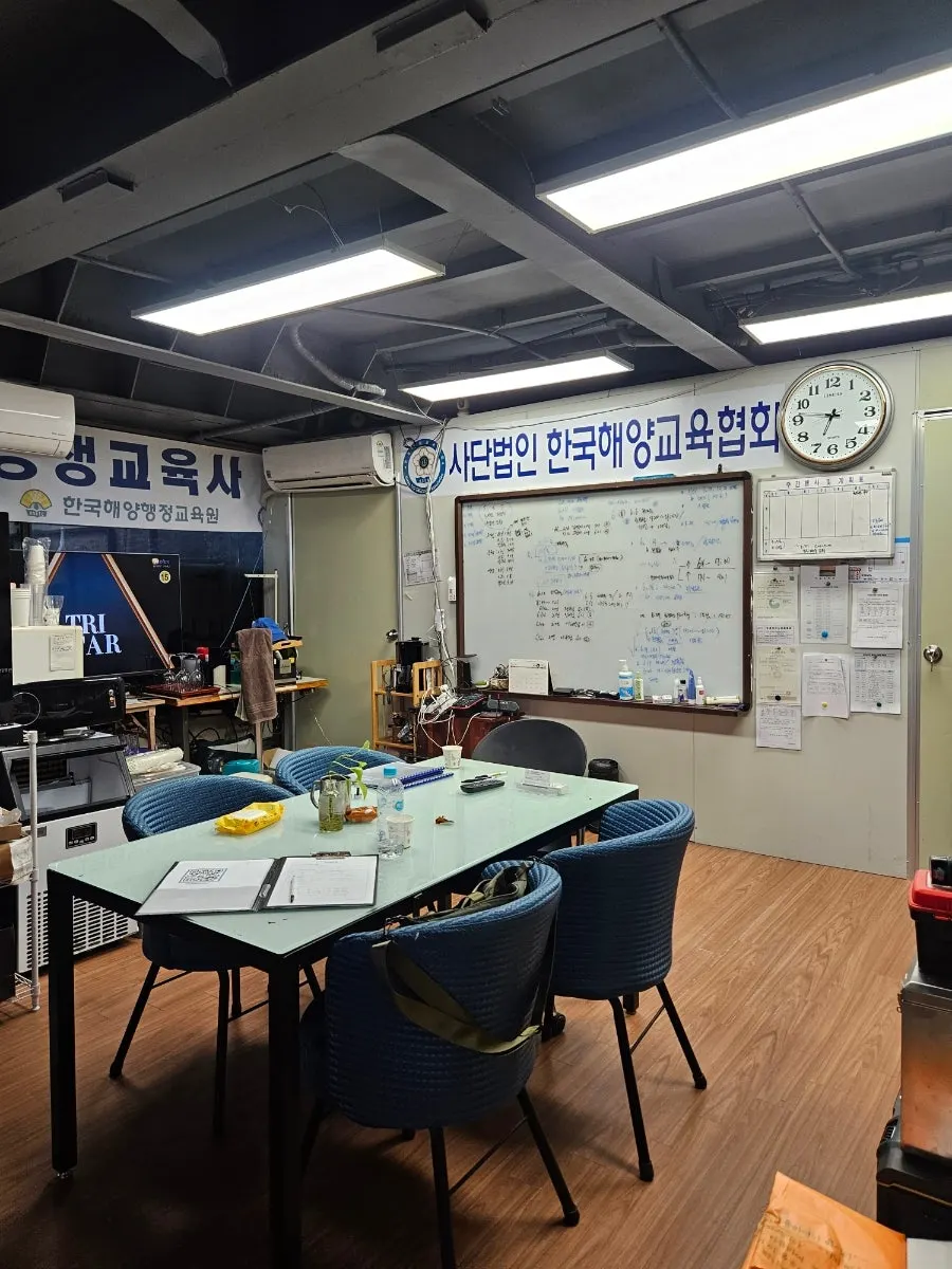 Sailing Paradise office near the Han River duck-boat dock
