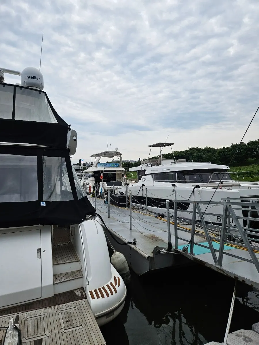 Dock view before boarding the Han River yacht tour