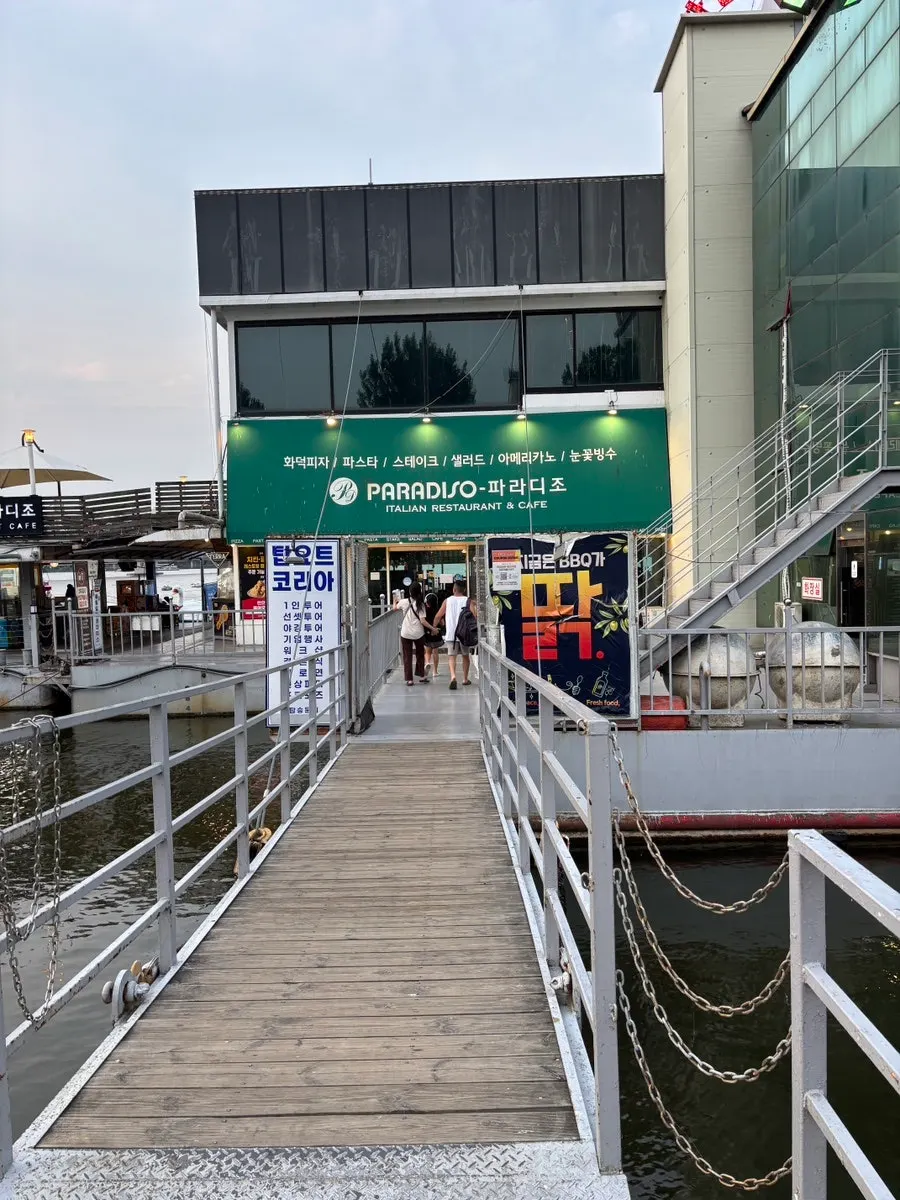 Weekday evening yacht tour reservation information