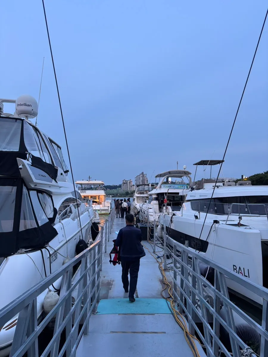 Two-story yacht upgrade boarding