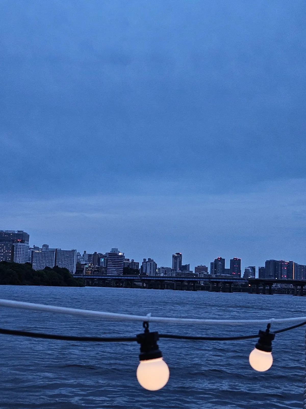 Han River yacht date atmosphere between sunset and night views