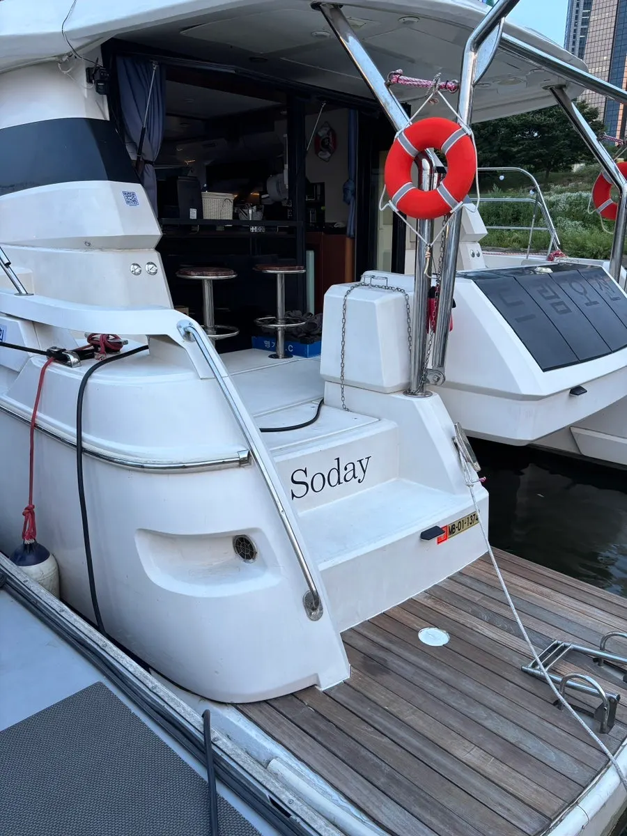 Exterior of a romantic Han River yacht