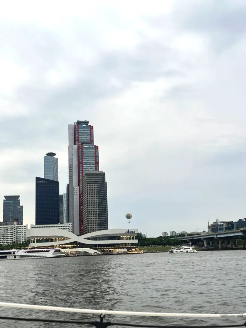 Champagne and truffle crackers on the Han River