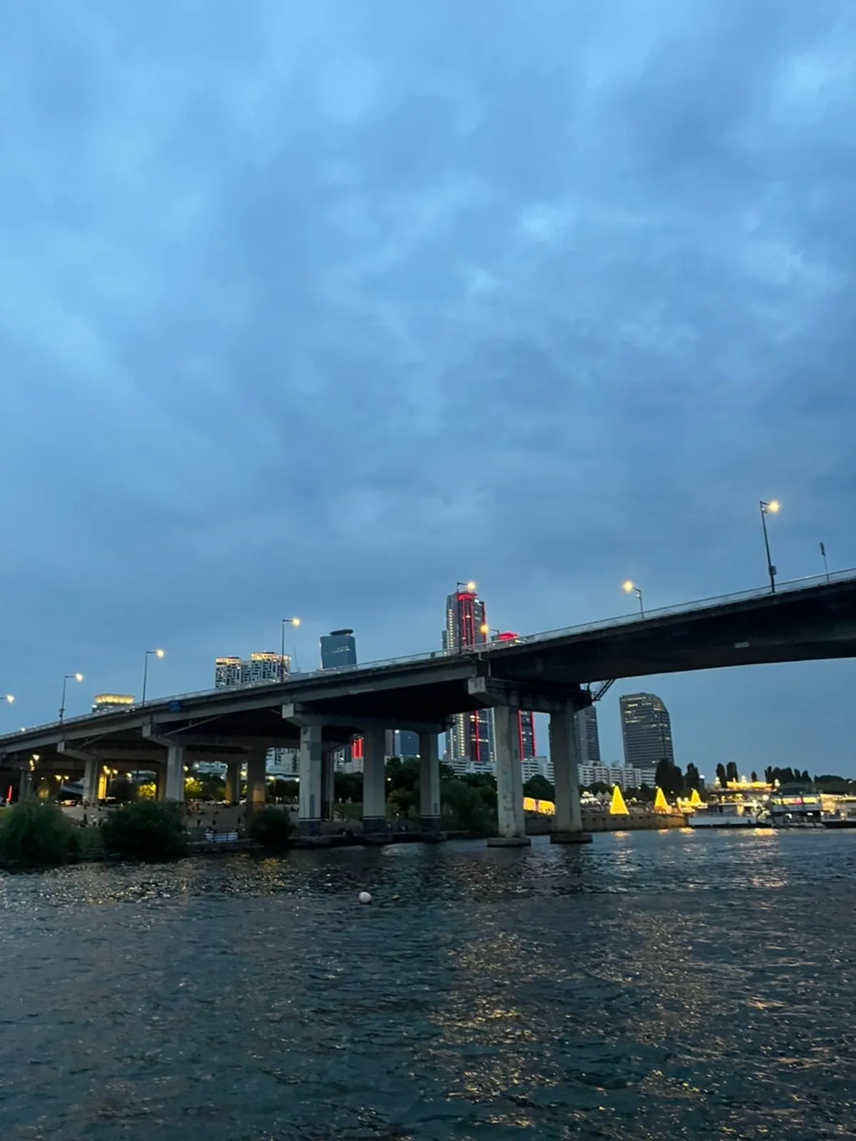 Night view of the Yeouido area seen from the yacht