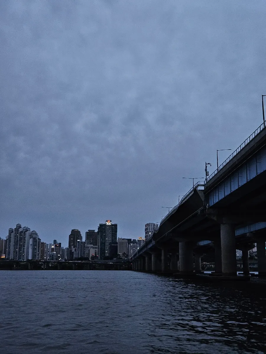 A yacht date on the calm Han River