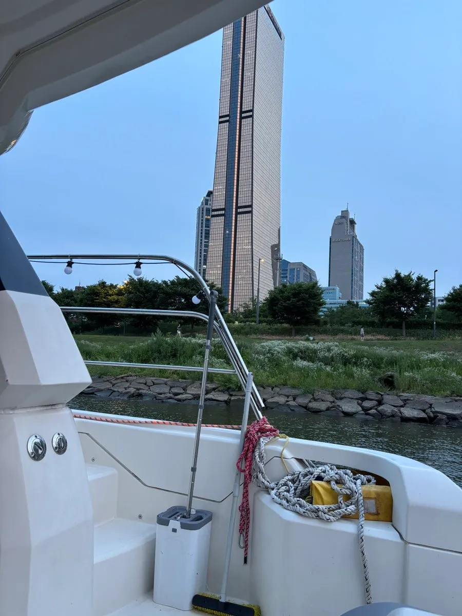 Open second-floor yacht space for enjoying the Han River