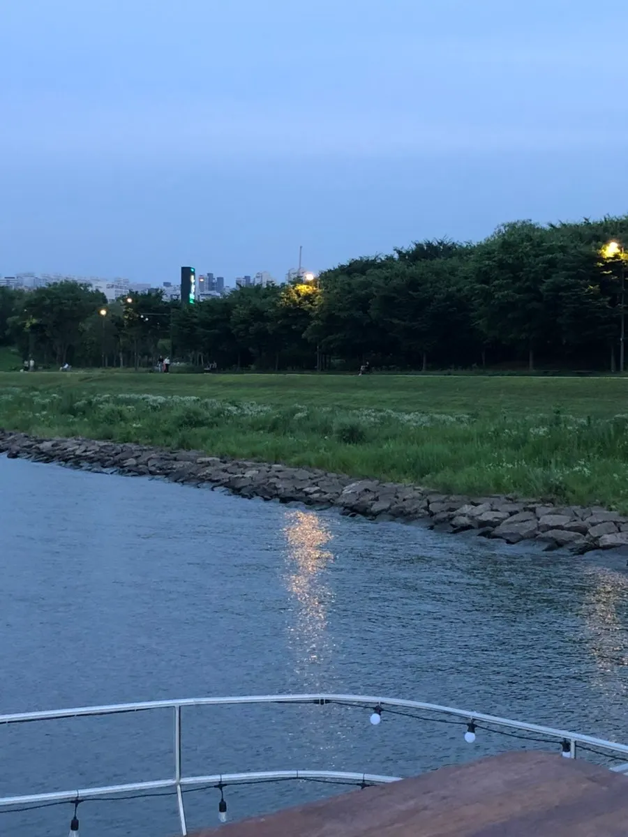 Departure of a romantic Han River yacht tour