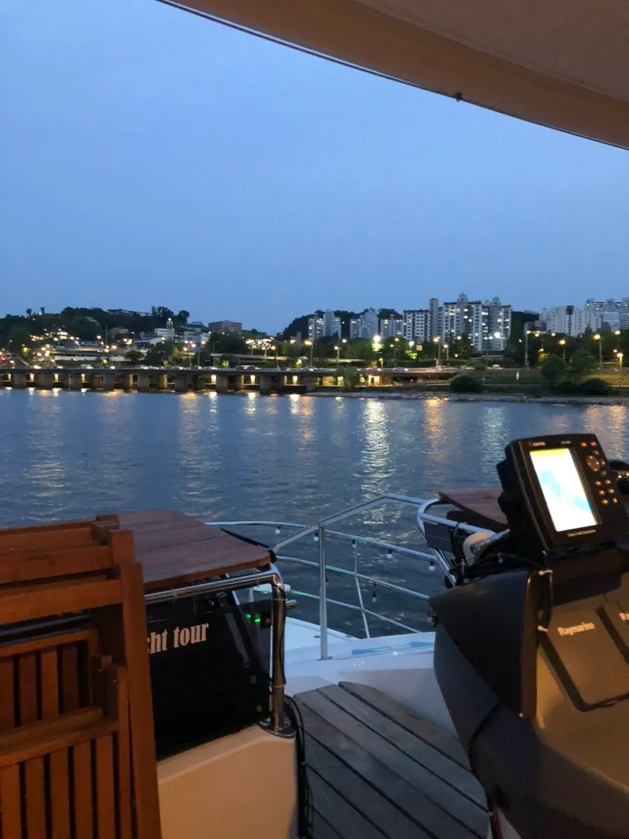 Han River yacht tour with lingering sunset