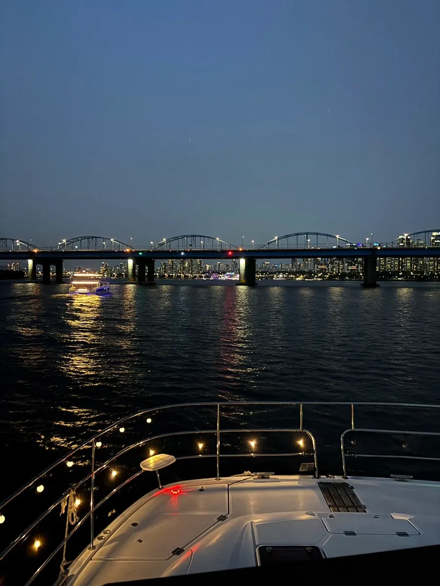 Yacht tour on the Han River as darkness falls