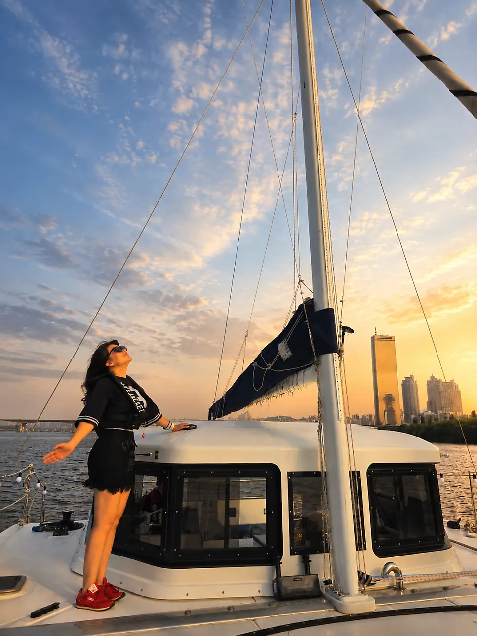 Yeouido Han River yacht-tour guide