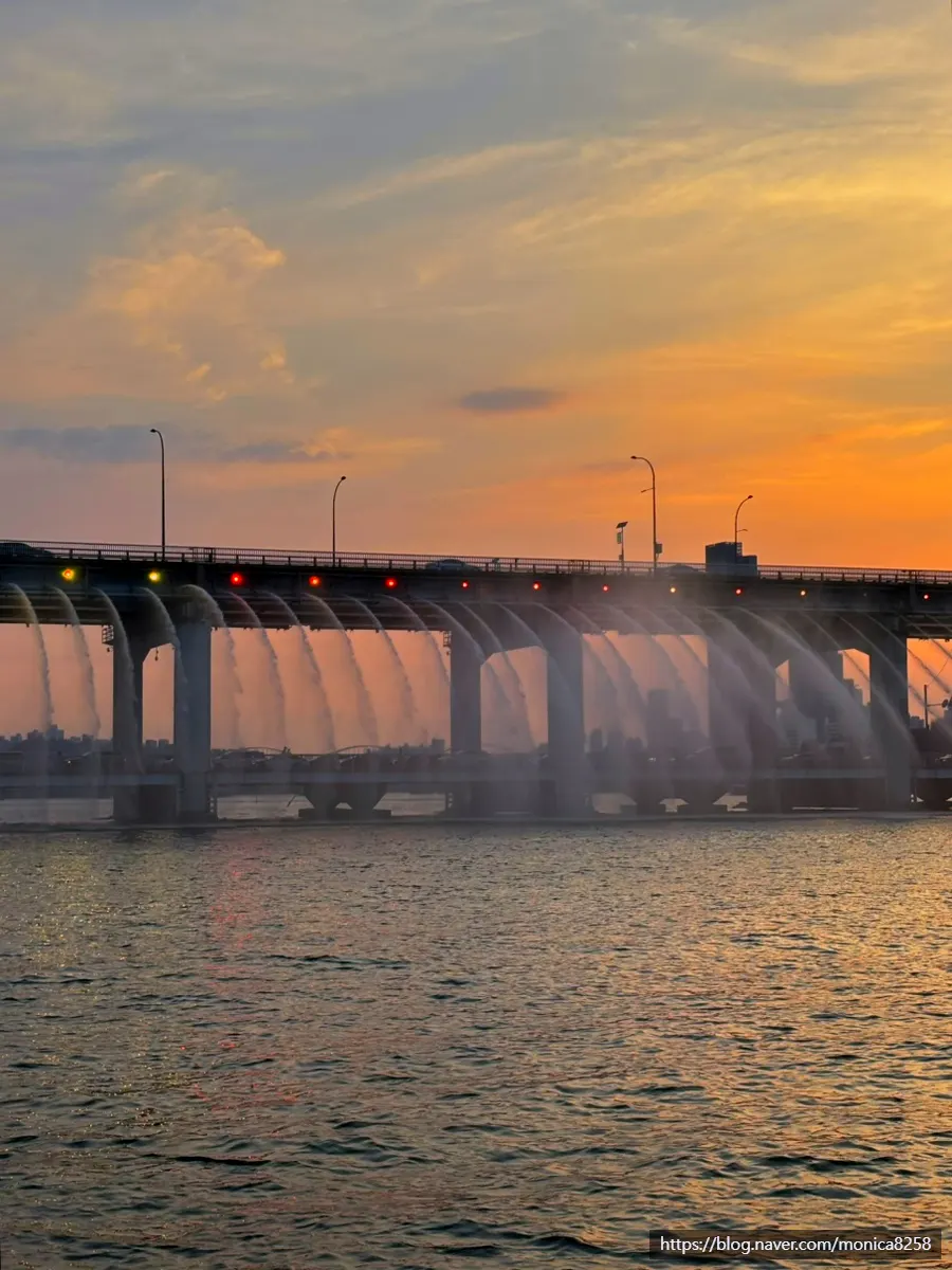 Vertical photo introducing a Han River yacht tour