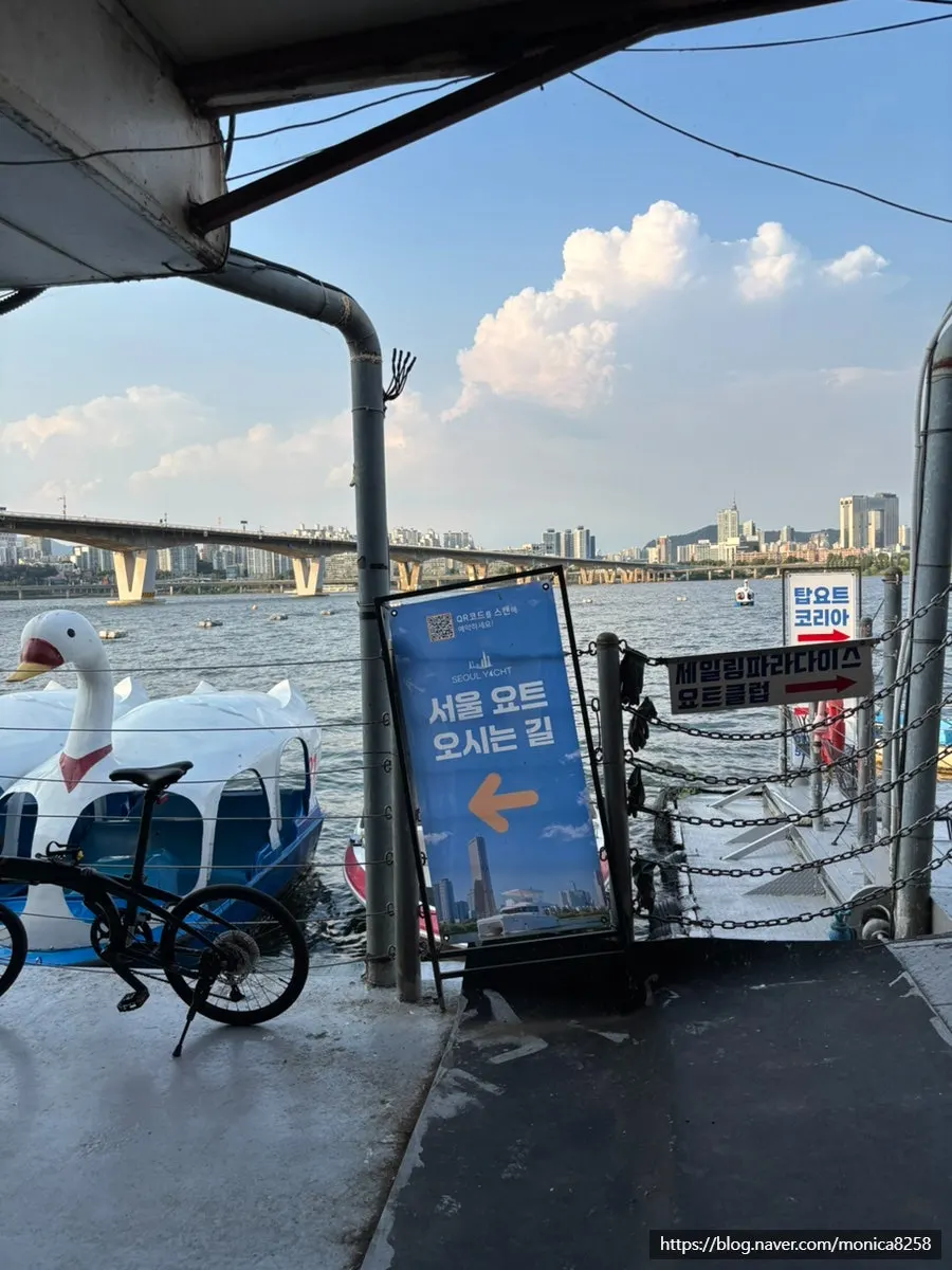Yacht tour enjoying the Han River sunset and night view