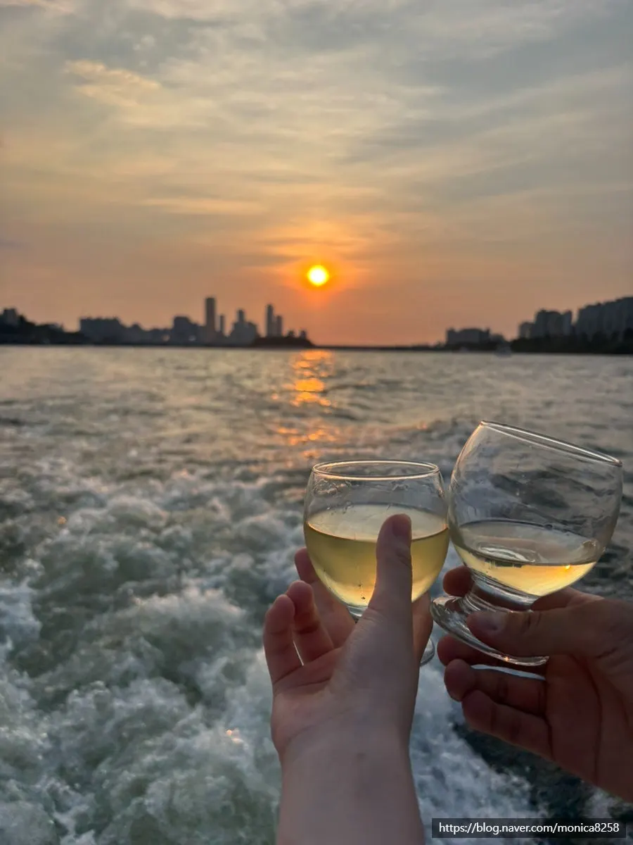 Atmosphere of a Han River yacht date
