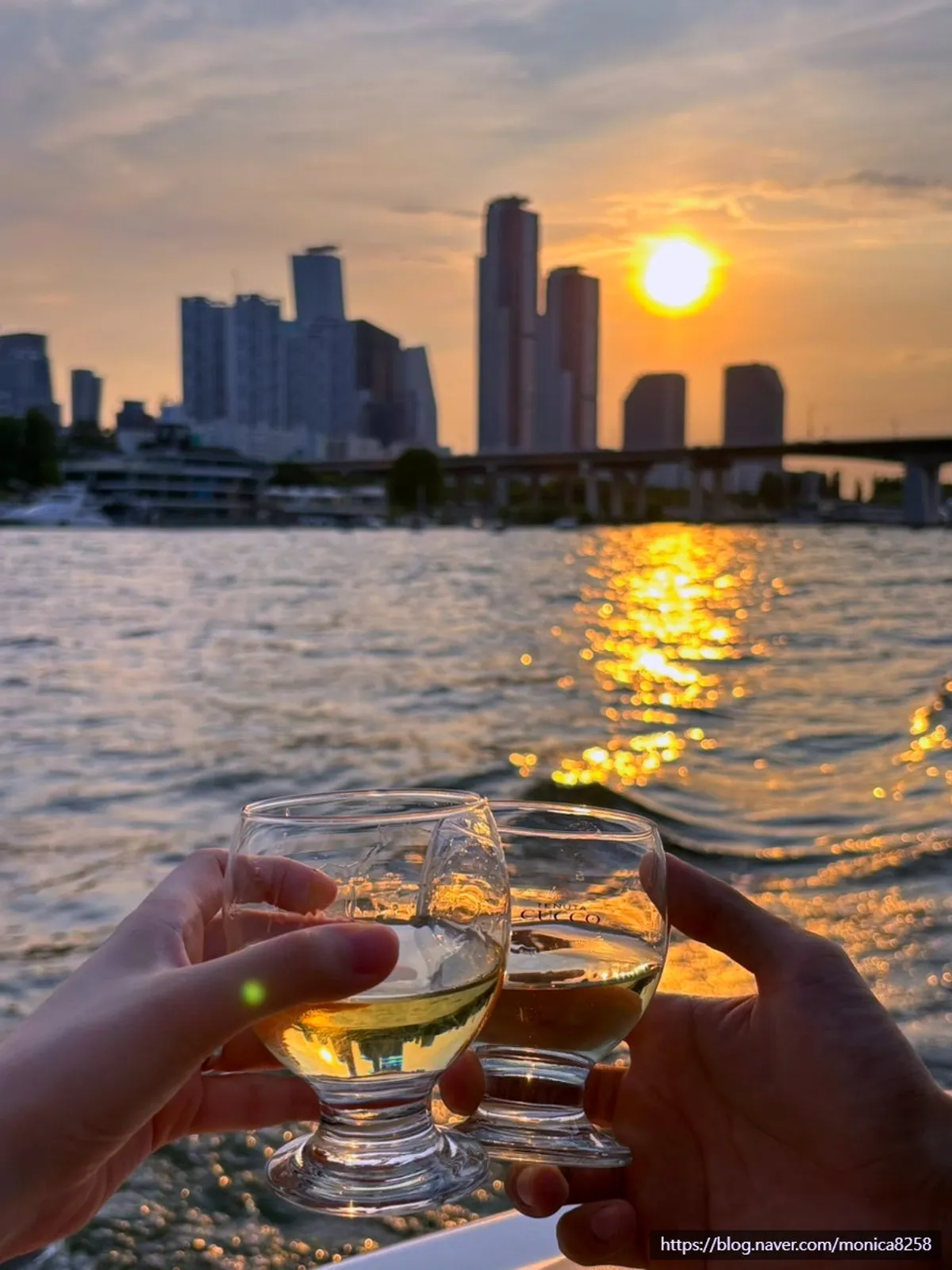 Han River yacht date with wine