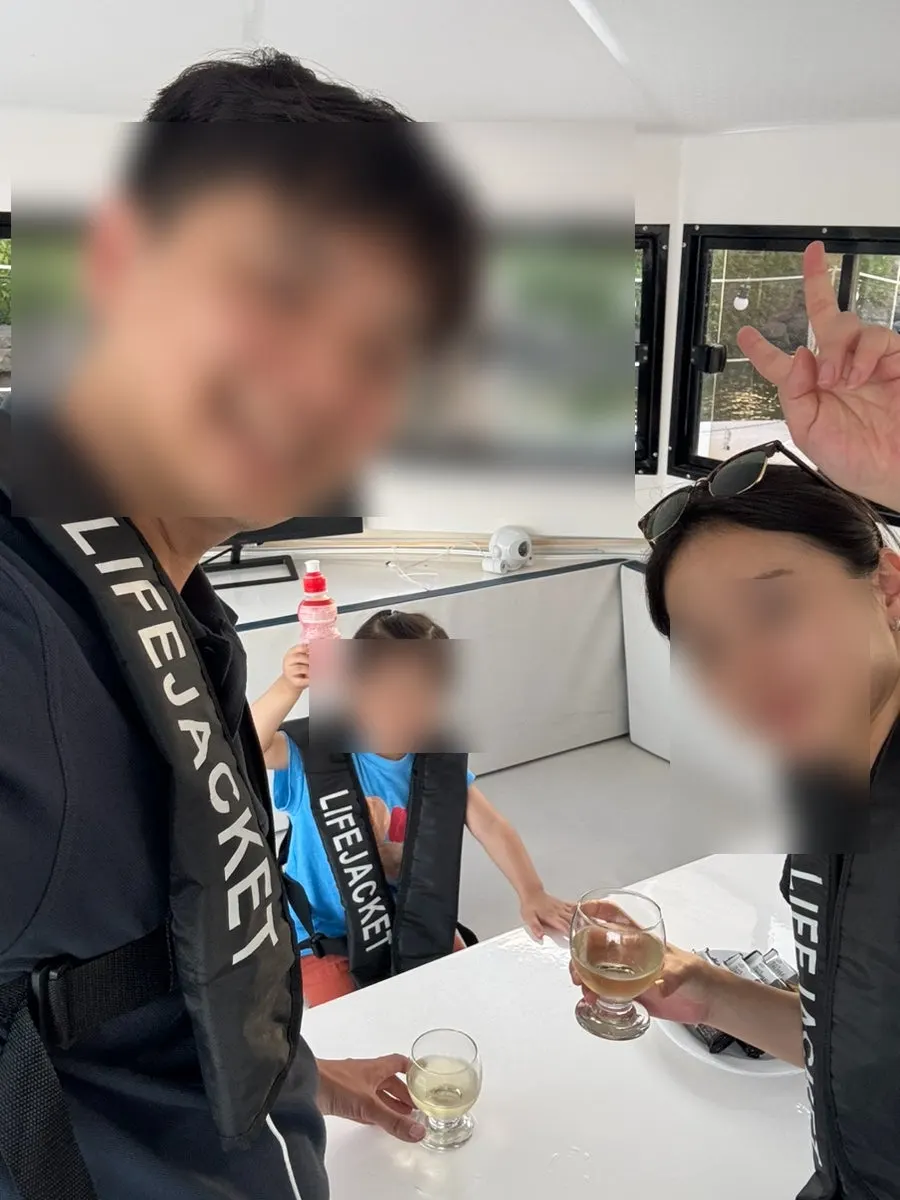 요트 내부 휴식 공간과 화장실