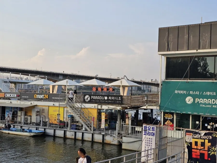 Surroundings of the yacht experience area in Hangang Park