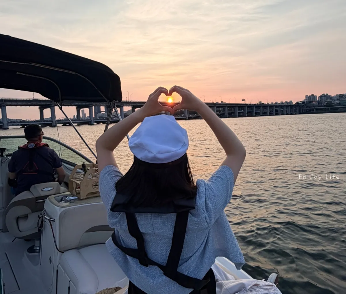 Han River yacht date scenery after sunset