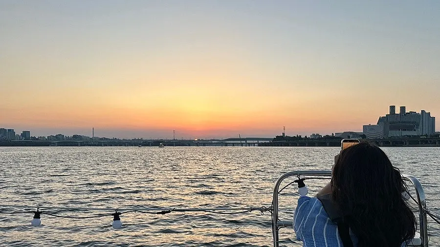 Public yacht tour guide