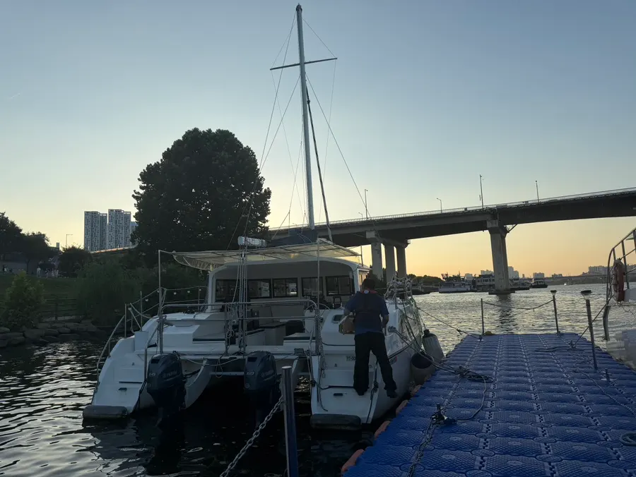 Path to the yacht boarding location