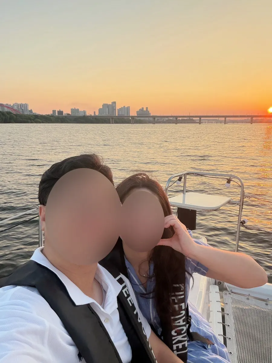 Yacht tour scenery passing along the Han River