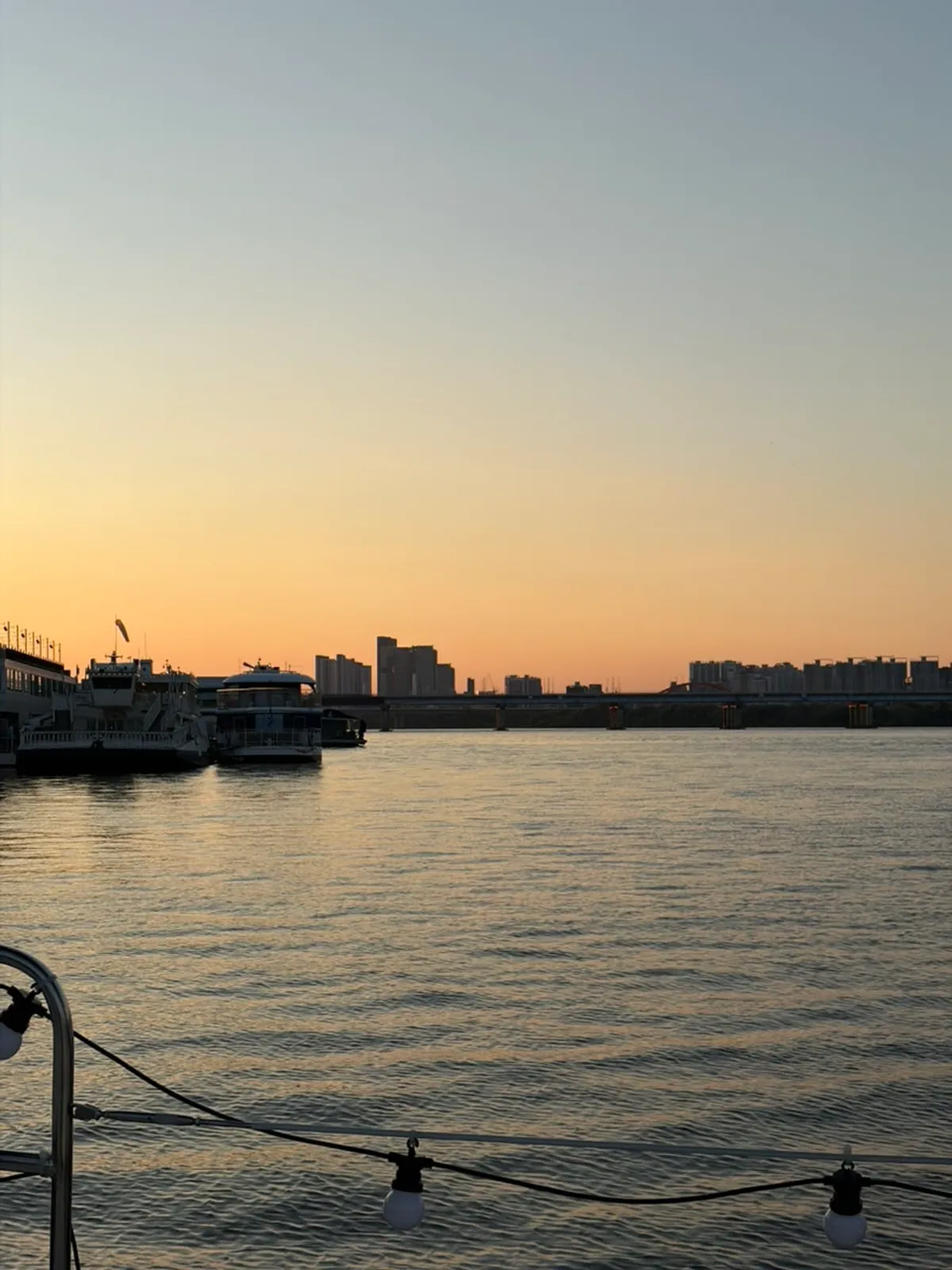 Sunset beginning from a Han River yacht