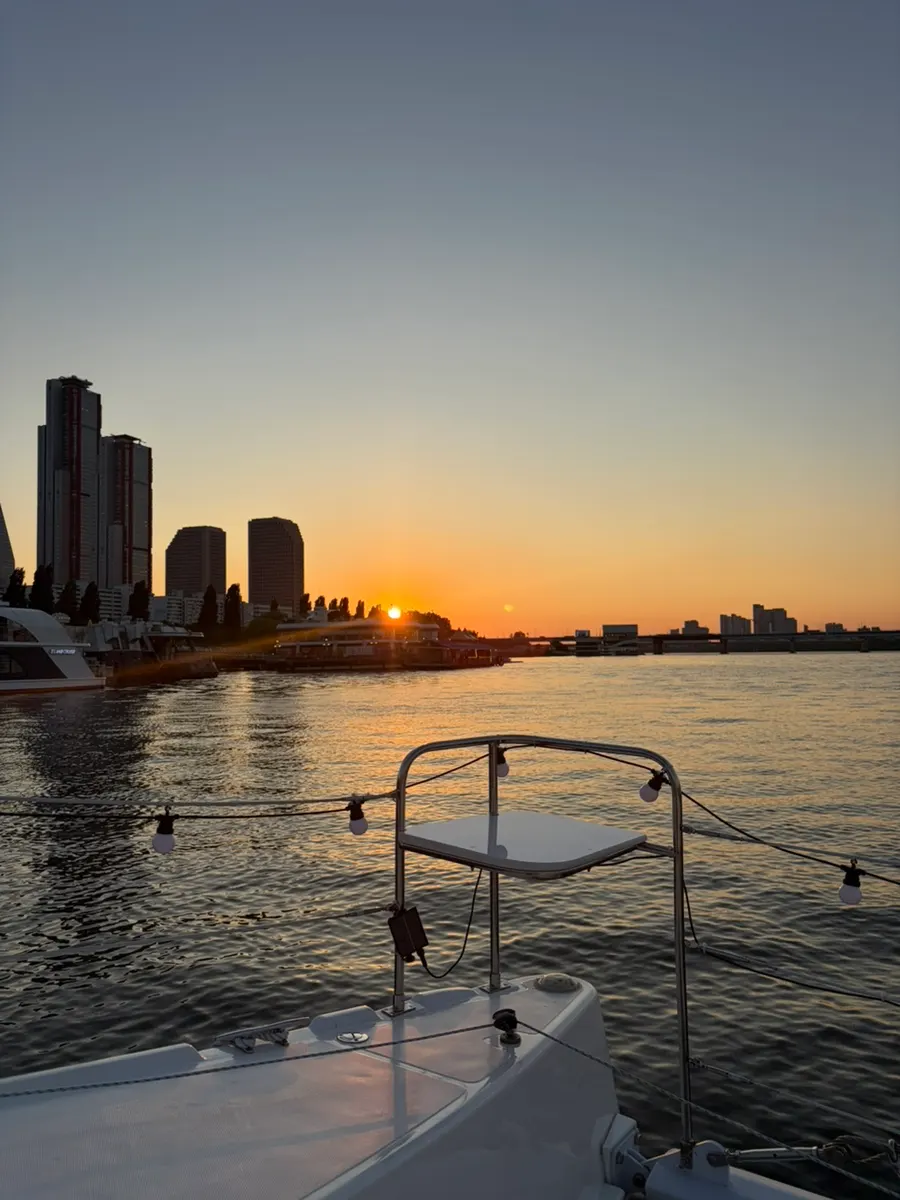 Wine on the yacht with a Han River view
