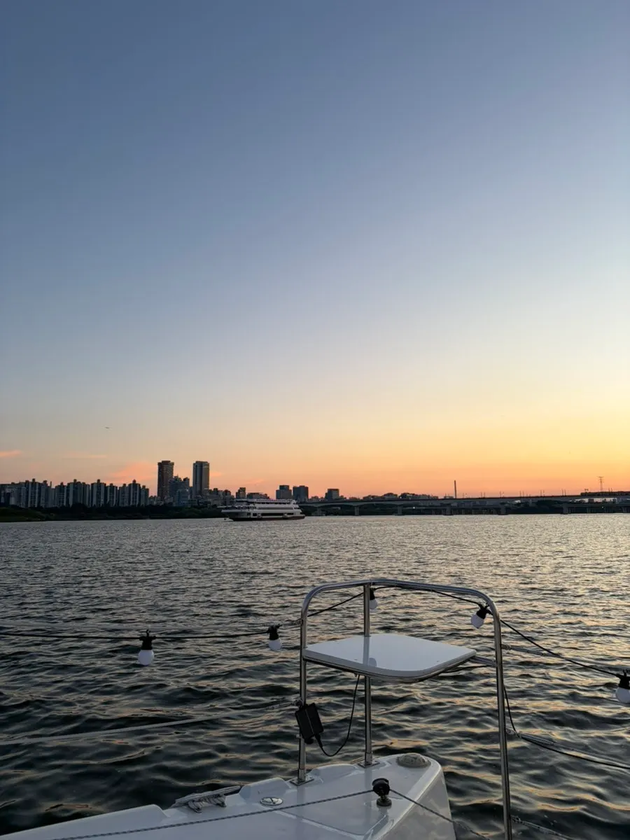 Han River sunset with the river breeze
