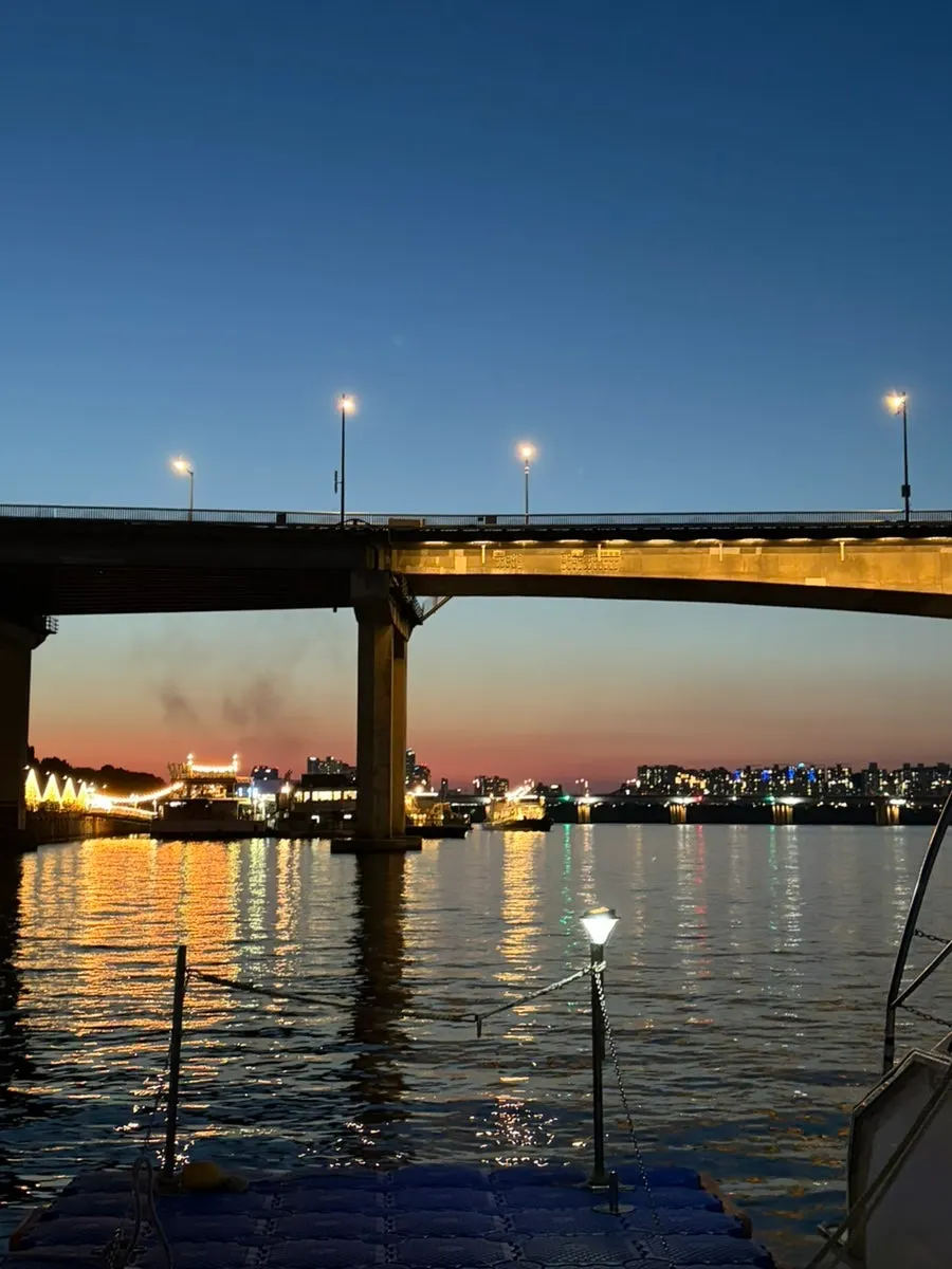 Han River bridge lights and yacht-tour night view